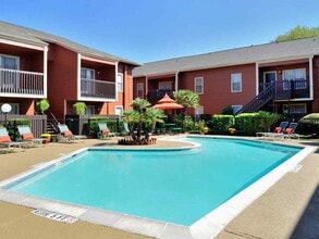 Lakeshire Place Apartment Homes in Webster, TX - Foto de edificio - Building Photo