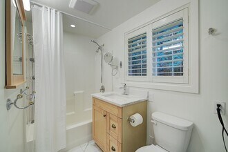 4162 W Mercer Way in Mercer Island, WA - Building Photo - Building Photo