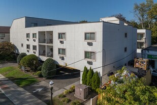 Crescent Condominium in Stamford, CT - Building Photo
