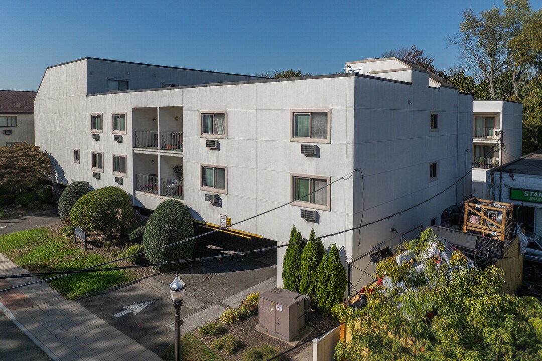 Crescent Condominium in Stamford, CT - Building Photo