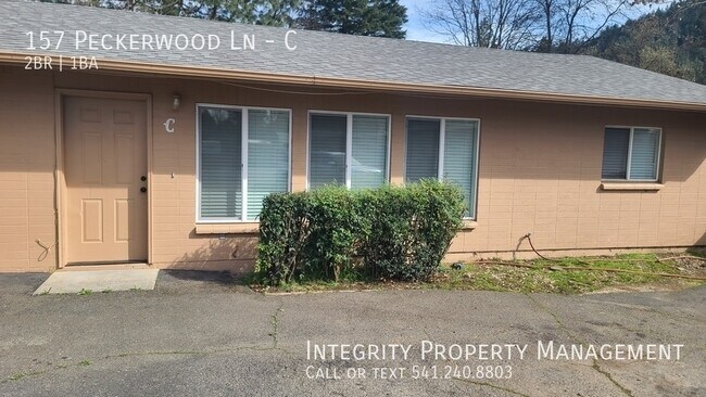 157 Peckerwood Ln in Grants Pass, OR - Building Photo - Building Photo