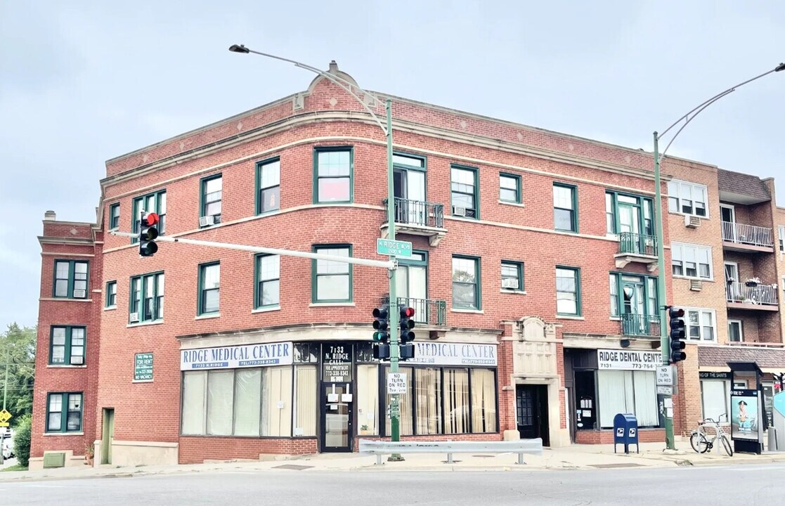 7133 N Ridge Blvd in Chicago, IL - Building Photo