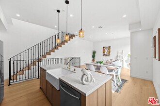 2326 S Dunsmuir Ave in Los Angeles, CA - Building Photo - Building Photo