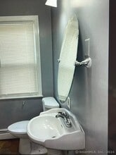 555 Frost Rd in Waterbury, CT - Foto de edificio - Building Photo