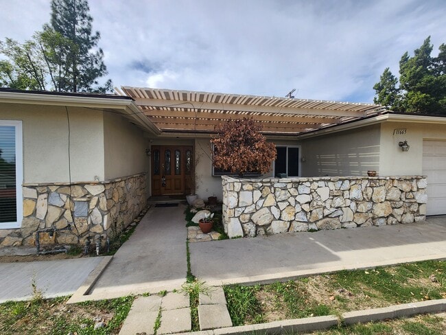 11665 Babbitt Ave in Granada Hills, CA - Foto de edificio - Building Photo