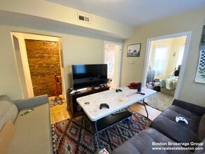 733 Parker St in Boston, MA - Foto de edificio - Building Photo