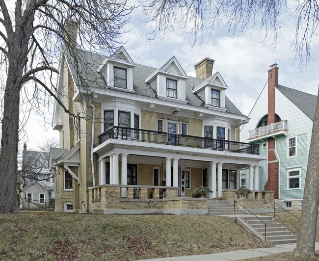 2729 N Shepard Ave in Milwaukee, WI - Building Photo - Building Photo