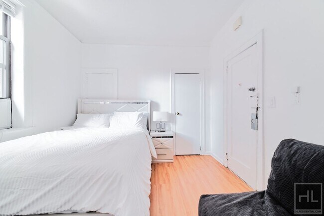 41-32 76th St-Unit -3 in Queens, NY - Foto de edificio - Building Photo