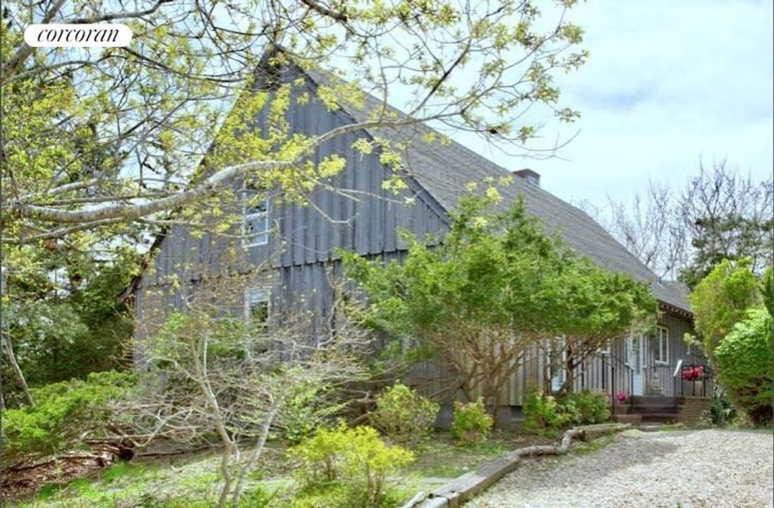 32 Surf Dr in Amagansett, NY - Building Photo