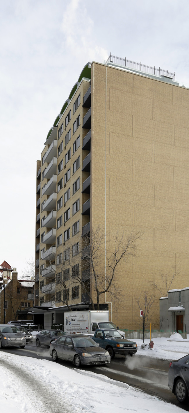 Apartments Tour Des Pins in Montréal, QC - Building Photo - Building Photo