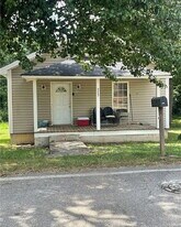 313 Lakeside Dr in Westminster, SC - Building Photo