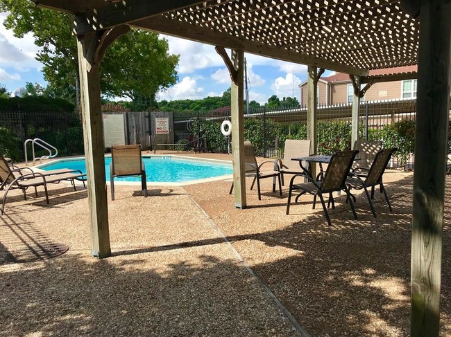 1860 White Oak Dr in Houston, TX - Building Photo - Building Photo