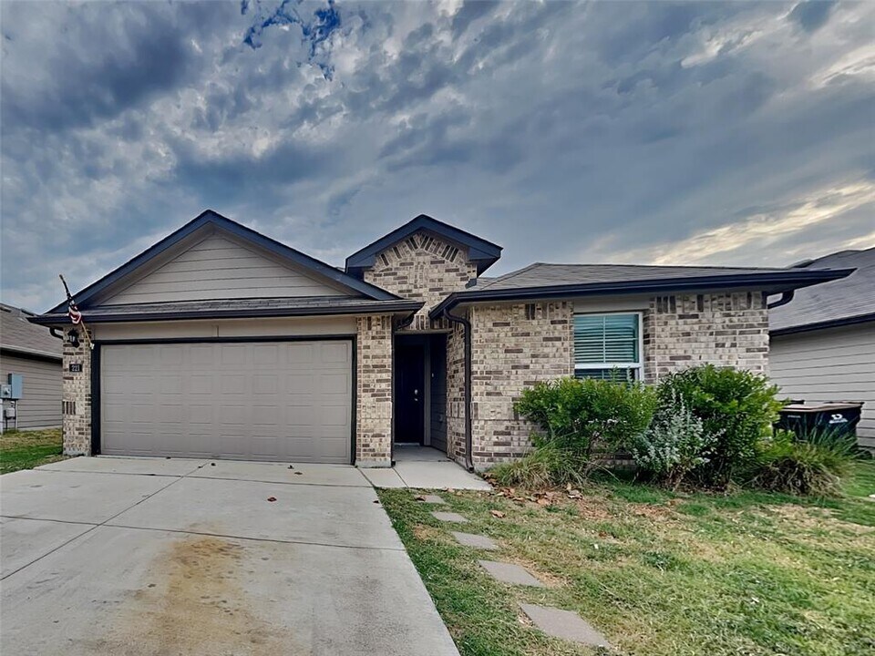 221 Dylan Dr in San Marcos, TX - Building Photo