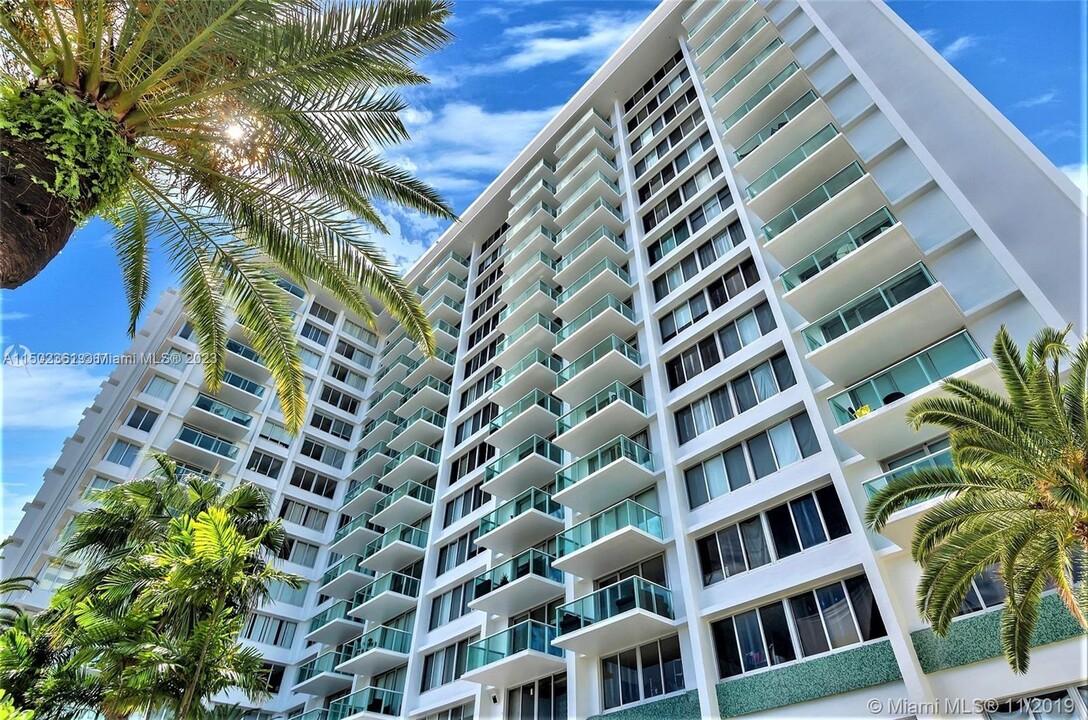 1000 West Ave, Unit 1105 in Miami Beach, FL - Foto de edificio