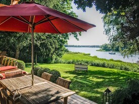 42 Towd Point Rd in Southampton, NY - Building Photo