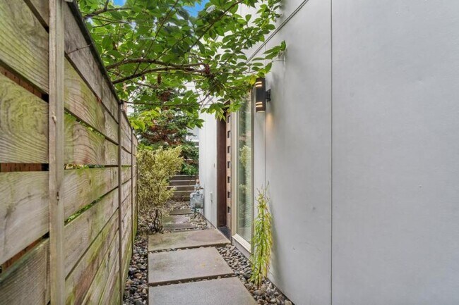 9609 Roosevelt Way NE in Seattle, WA - Building Photo - Building Photo