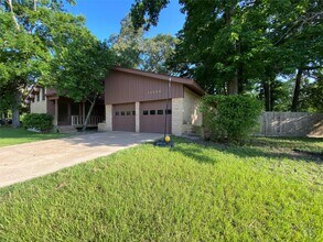 24600 Darkwood Ct in Huntsville, TX - Building Photo - Building Photo