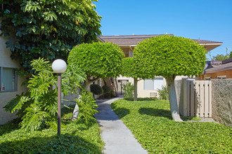 Balboa Apartments in Anaheim, CA - Foto de edificio - Building Photo