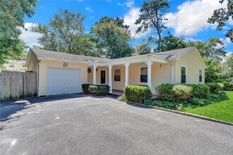 50 Ranch Dr in Shirley, NY - Building Photo - Building Photo