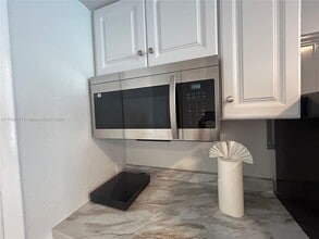 1386 NW 38th St-Unit -2 in Miami, FL - Building Photo - Building Photo