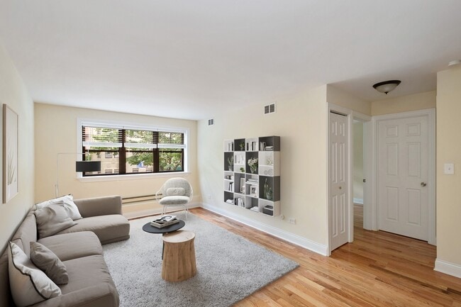 557 W Arlington Pl, Unit 408
