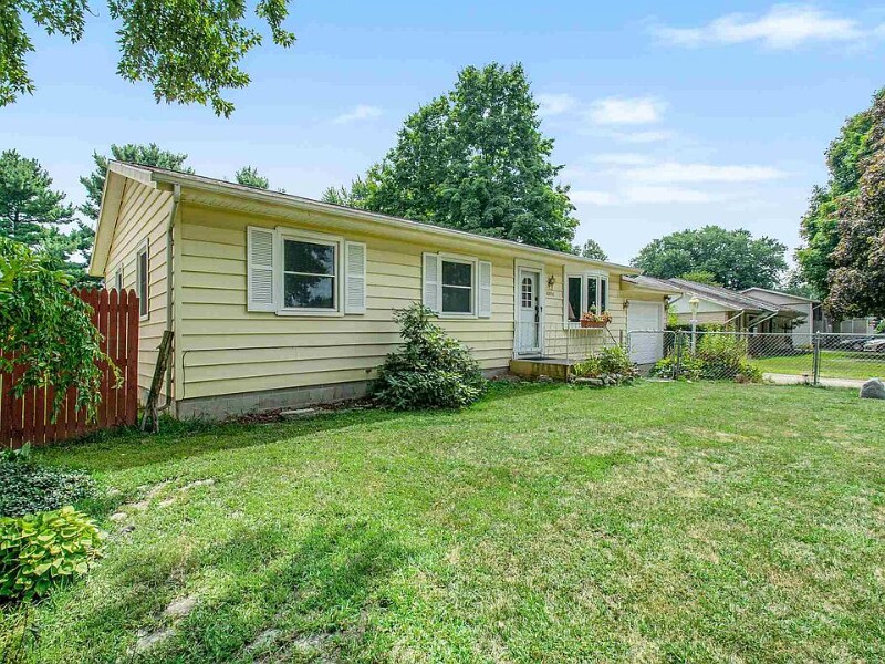 30830 Lincoln Dr in Granger, IN - Foto de edificio