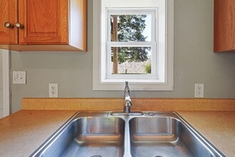 44 Howarth Rd in Oxford, MA - Building Photo - Building Photo