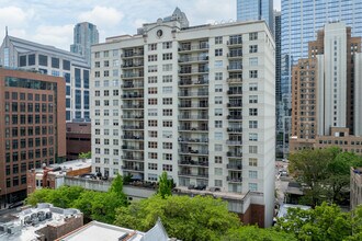 21 W Chestnut St in Chicago, IL - Building Photo - Building Photo
