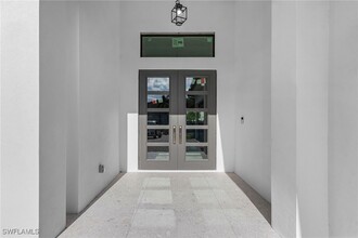 6805 Il Regalo Cir in Naples, FL - Foto de edificio - Building Photo