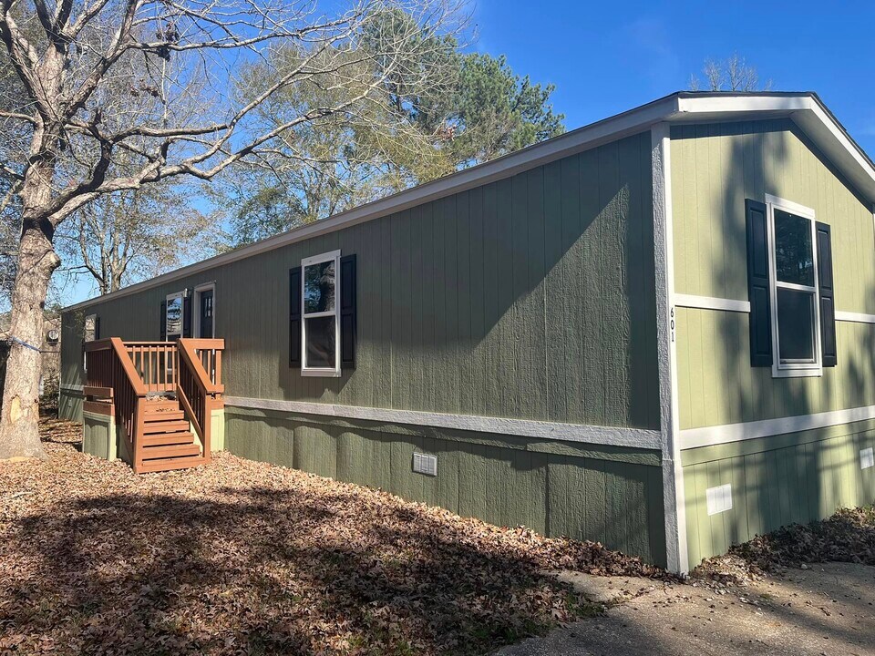 601 Kathy St in Conroe, TX - Building Photo