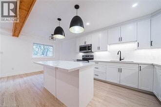 445 Woodview Rd in Burlington, ON - Building Photo - Building Photo