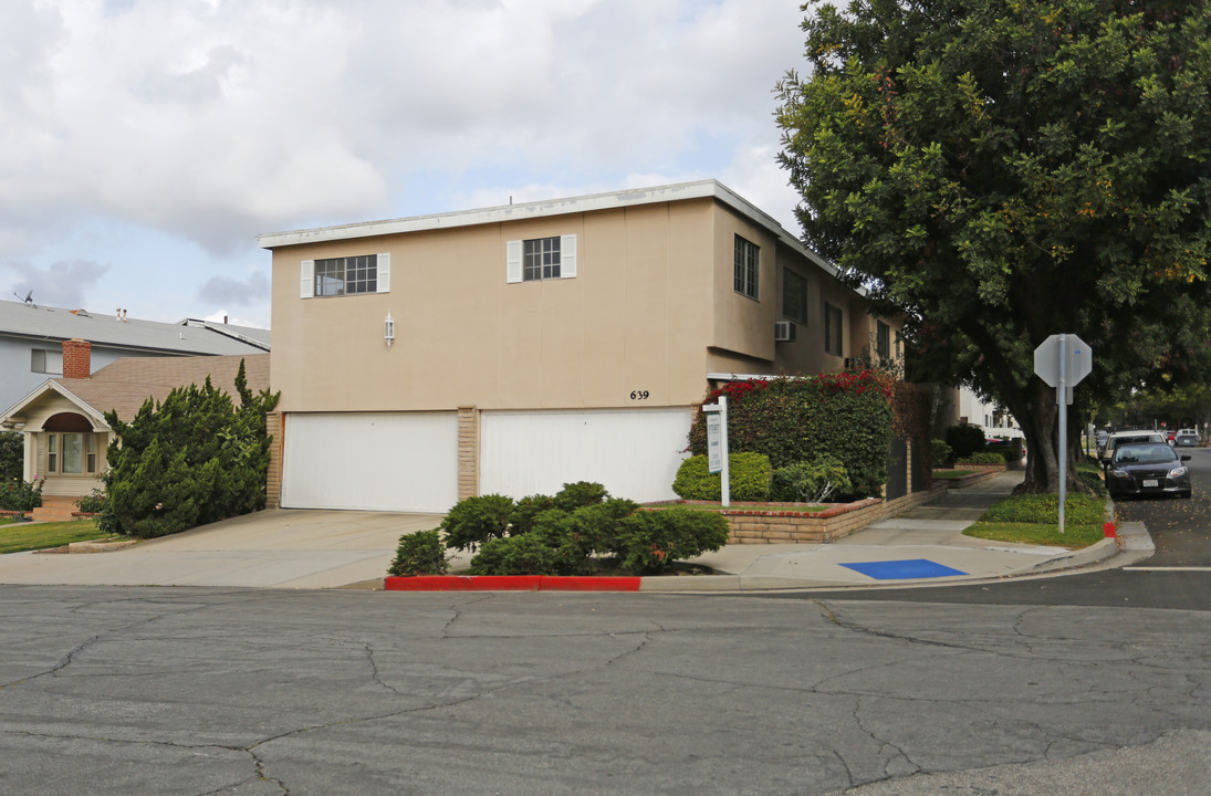 639 E Tujunga Ave in Burbank, CA - Foto de edificio