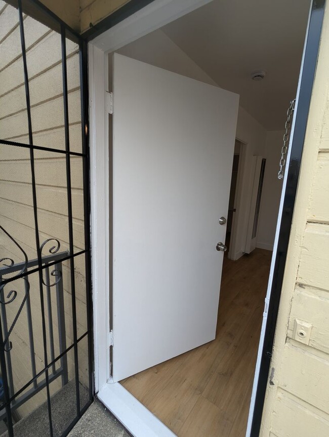 1510 Bronson Ave-Unit -1510 1/2 in Los Angeles, CA - Building Photo - Building Photo