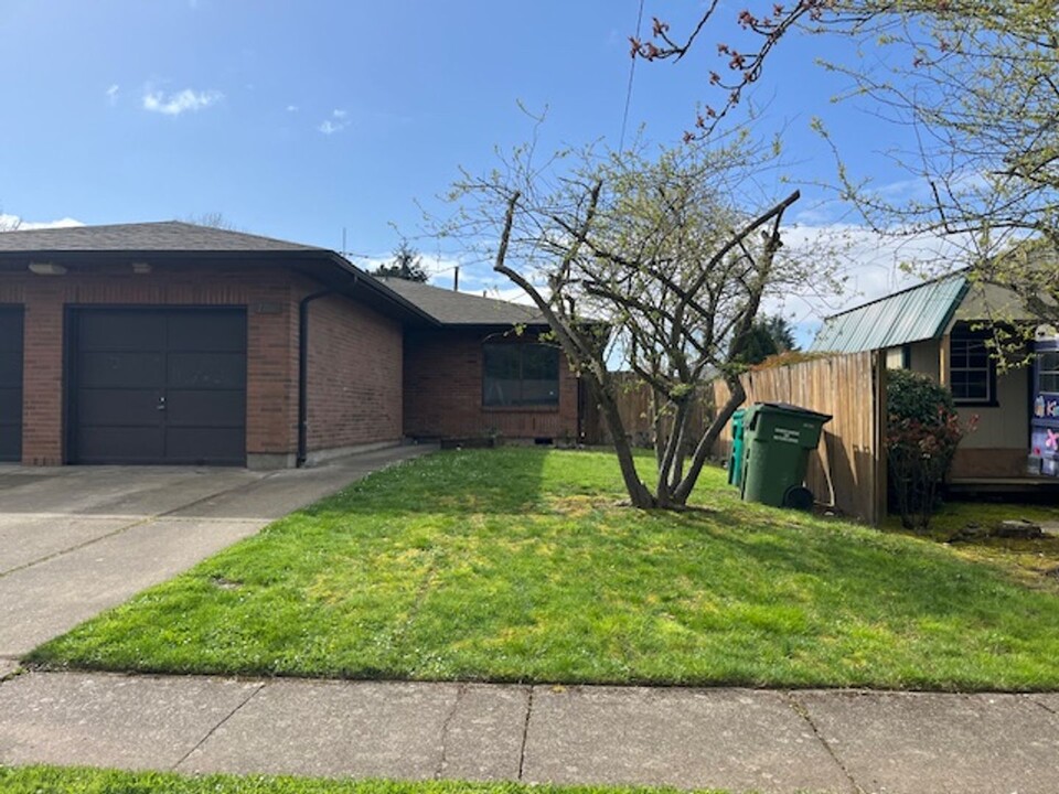 104 E Ninth St in Newberg, OR - Building Photo