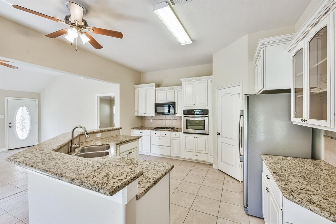 6211 FM1374 in New Waverly, TX - Building Photo