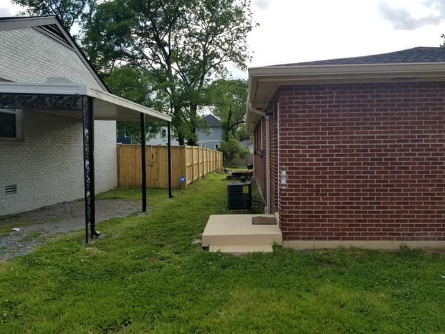 1717 24th Ave N in Nashville, TN - Foto de edificio - Building Photo