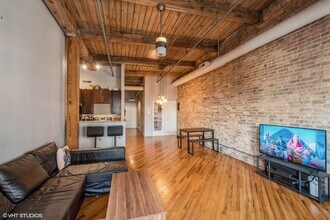225 W Huron St in Chicago, IL - Foto de edificio - Building Photo