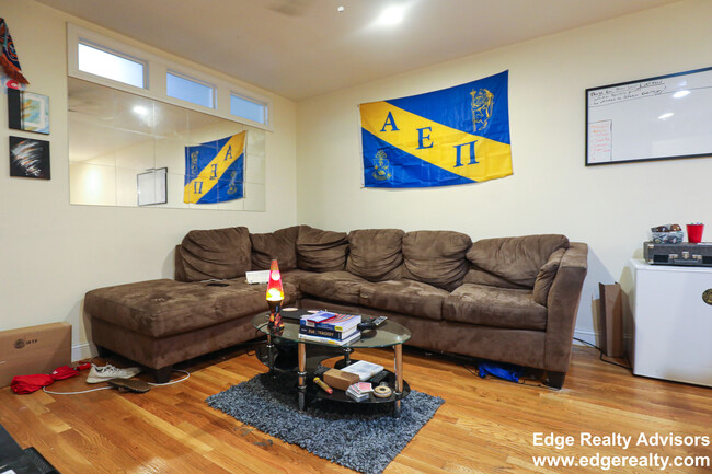 323 Saint Paul St, Unit 3 in Brookline, MA - Foto de edificio - Building Photo