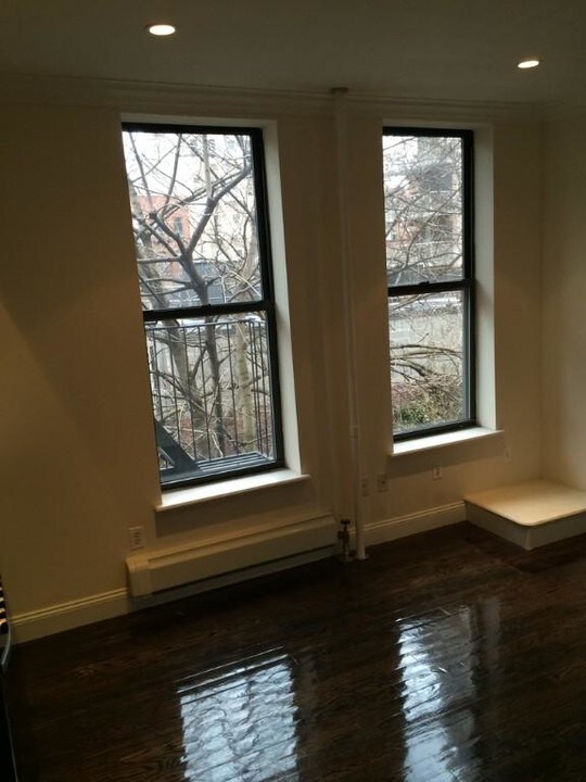 335 E 9th St in New York, NY - Building Photo