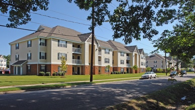 Whispering Oaks Apts LP in Portsmouth, VA - Building Photo - Building Photo