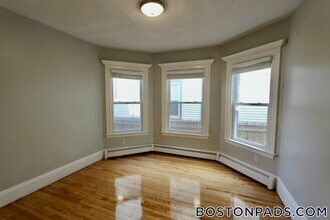 55 Estes St, Unit 1 in Lynn, MA - Foto de edificio - Building Photo
