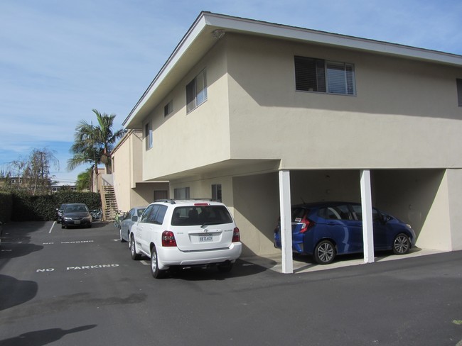 6587 Picasso Rd in Goleta, CA - Foto de edificio - Building Photo