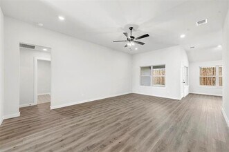 1102 Holly St in Cleburne, TX - Foto de edificio - Building Photo