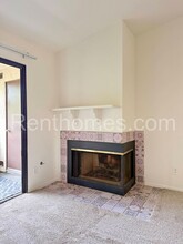2425 Cranston Dr in Escondido, CA - Foto de edificio - Building Photo