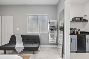 1350 NW 28th St in Miami, FL - Building Photo