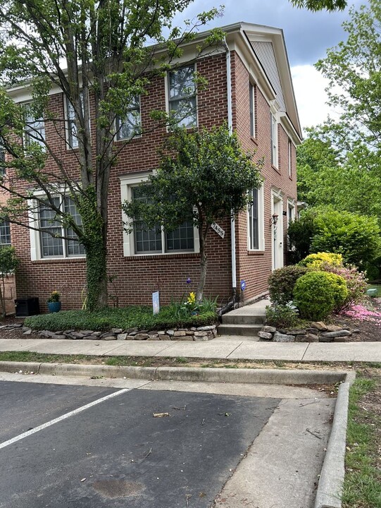 7455 Collins Meade Way in Alexandria, VA - Building Photo