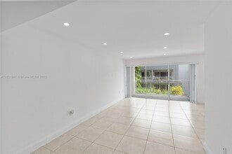 9373 Fontainebleau Blvd in Miami, FL - Building Photo - Building Photo