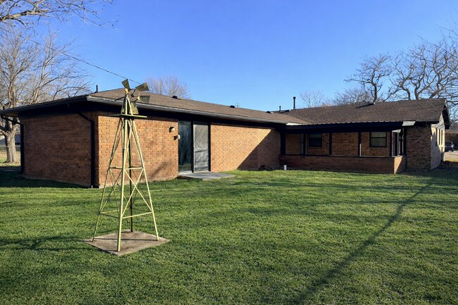 1323 SE Clover Ln in Lawton, OK - Building Photo - Building Photo