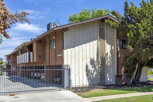 6021 N Poplar Ave in Fresno, CA - Building Photo - Building Photo