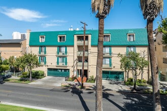 Ross Manor in Santa Ana, CA - Building Photo - Building Photo